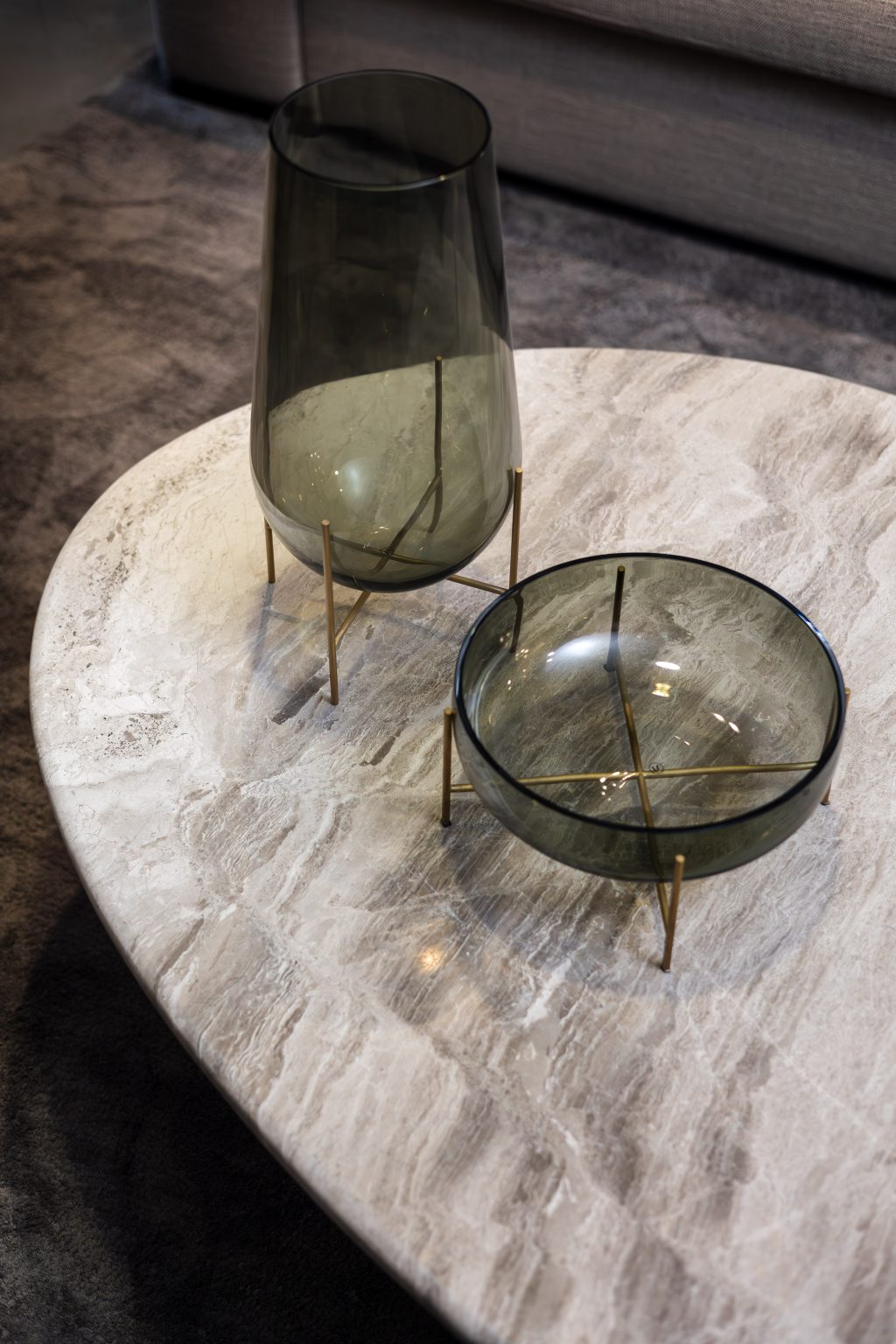 accessoires op marmeren tafel