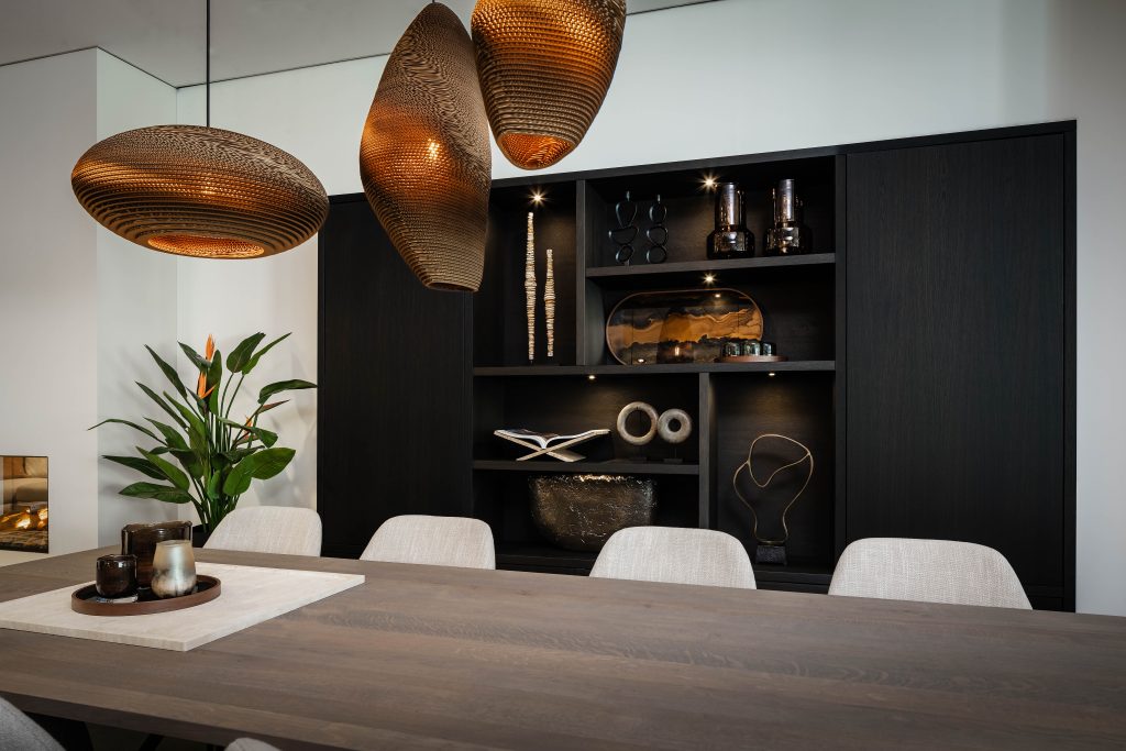 showroom kast met lampen